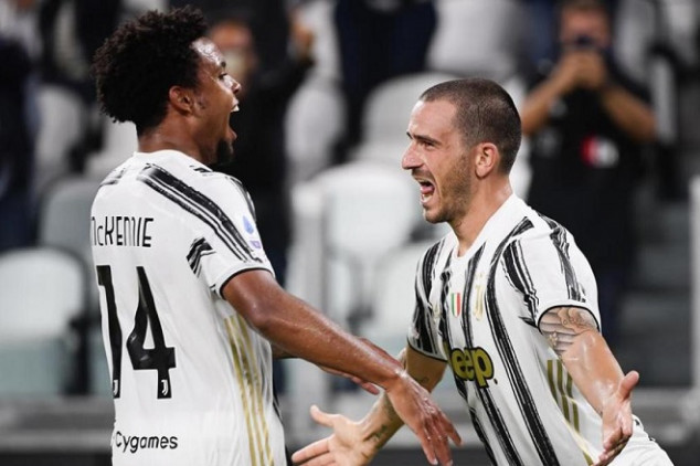 Juventus fire two 1st-team players ahead of trip
