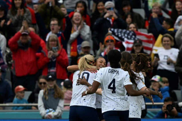 Smith scores twice as holders USA ease to win in World Cup opener