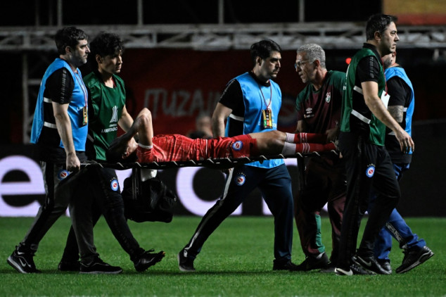 Argentine footballer's knee fully dislocated in Libertadores injury