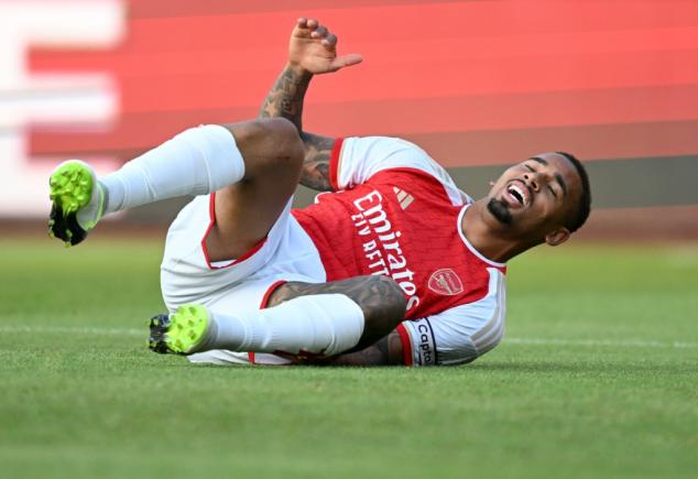 Após cirurgia no joelho, Gabriel Jesus vai perder início da temporada do Arsenal