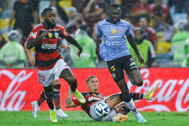 Flamengo stars Varela, Gerson trade blows at practice