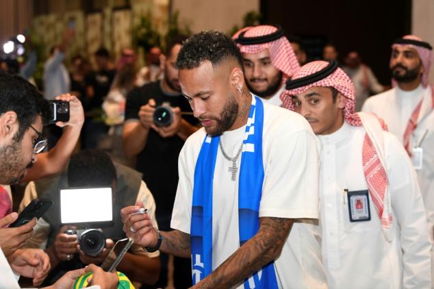 Neymar chega à Arábia Saudita para se apresentar ao Al-Hilal