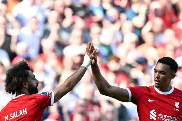 Liverpool vence Aston Villa (3-0) e se mantém em terceiro na Premier League