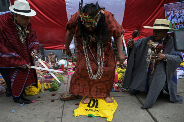 Vale tudo: xamãs peruanos fazem ritual para 'neutralizar' Neymar