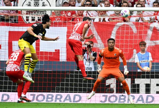 Borussia Dortmund vence em visita ao Freiburg (4-2); Leipzig derrota Augsburg