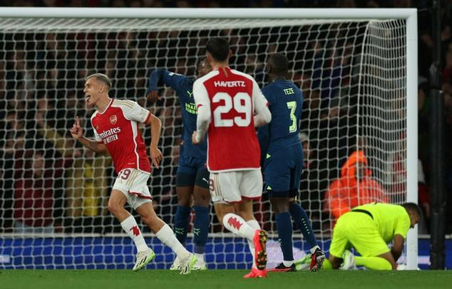 Arsenal goleia PSV (4-0) em sua volta à Champions League