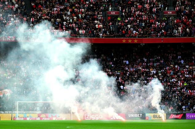 Clássico entre Ajax e Feyenoord é suspenso pelo lançamento de sinalizadores no campo