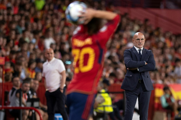 Spain coach De La Fuente summoned in Rubiales kiss case