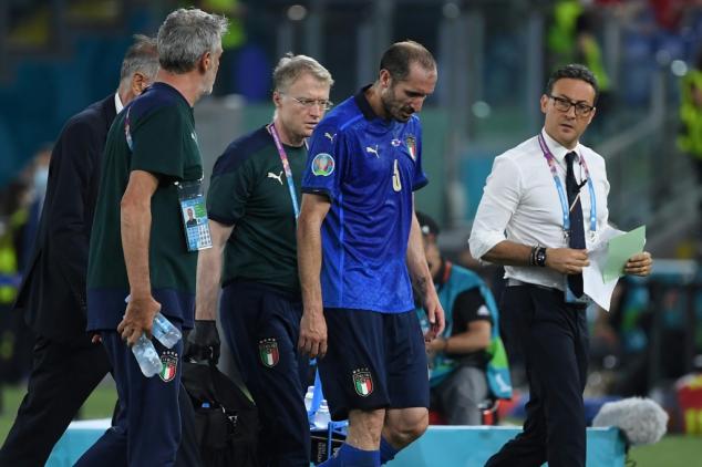Italy captain Chiellini hobbles off injured against Switzerland