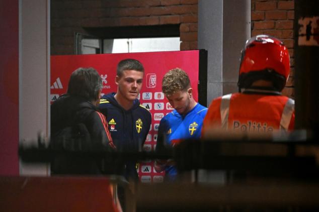 Confinados en el estadio por el atentado, la larga espera de los espectadores del Bélgica-Suecia