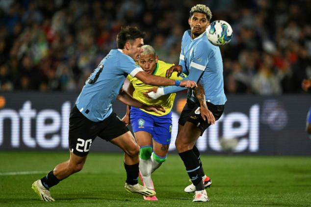 Foot: l'Uruguay de Bielsa terrasse le Brésil, Neymar blessé