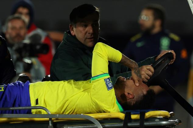 Foot: Neymar sort sur blessure contre l'Uruguay