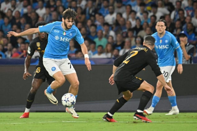 Kvaratskhelia double at Verona puts Napoli back on title track