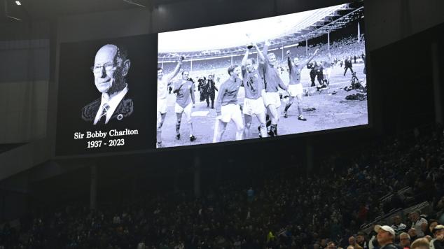 Vor jedem Premier-League-Spiel: Applaus für Bobby Charlton