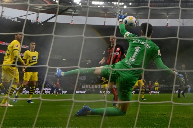 Brandt strikes late for Dortmund as Leverkusen stay top