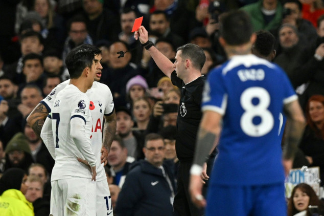 Tottenham, com nove, é goleado pelo Chelsea (4-1) e perde invencibilidade e liderança