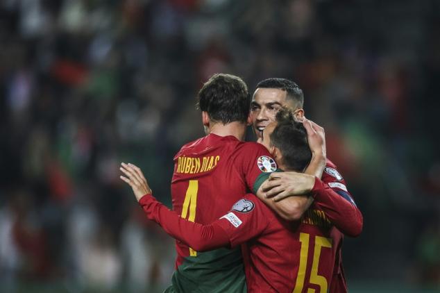 Portugal completa el pleno de victorias al imponerse 2-0 a Islandia