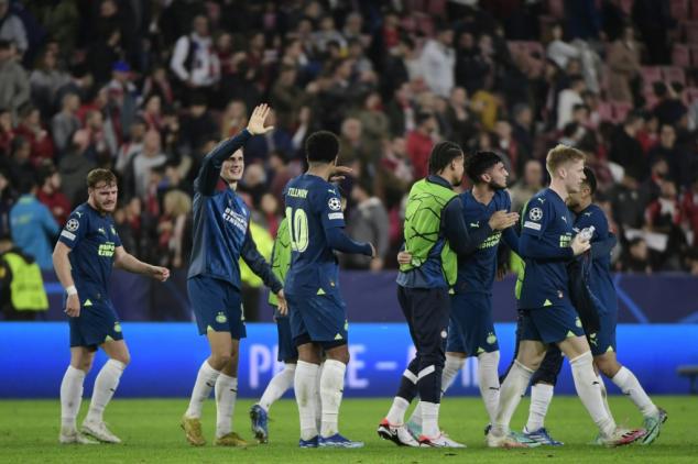 Sevilla perde em casa para PSV (3-2) e diz adeus à Champions