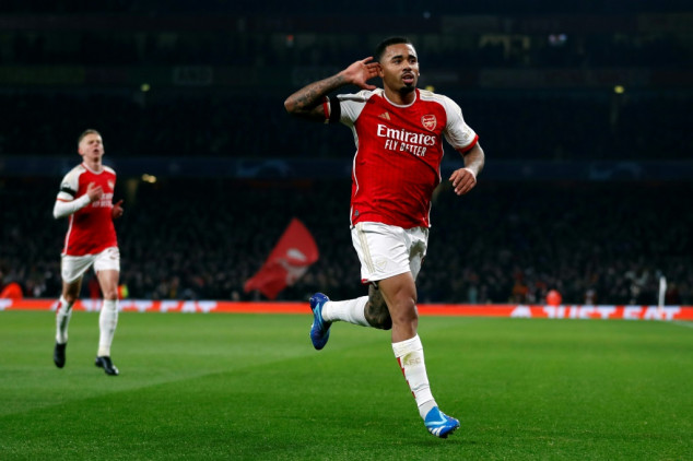Arsenal hit Lens for six to reach Champions League last 16