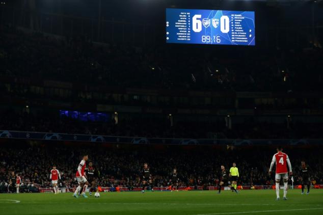 Foot: Lens surclassé et éliminé, Arsenal et le PSV qualifiés