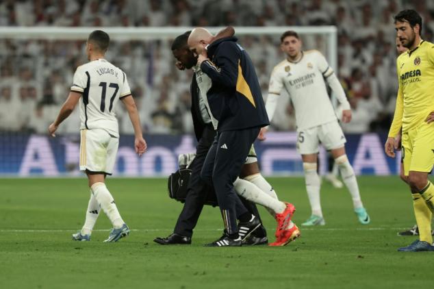 Real Madrid goleia Villarreal e assume liderança provisória; Alaba sofre lesão grave