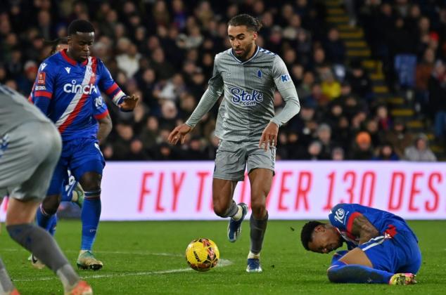 Calvert-Lewin sent off as Everton hold Palace in FA Cup