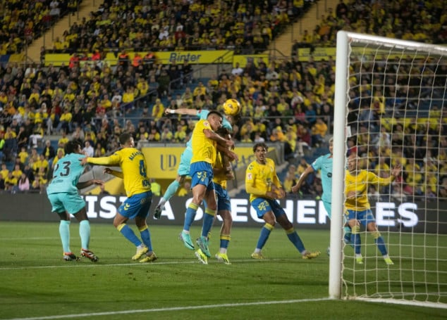 Late Gundogan penalty keeps Barca title defence alive at Las Palmas
