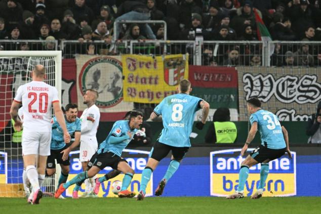 Leverkusen vence Augsburg nos acréscimos e é 'campeão de inverno' da Bundesliga