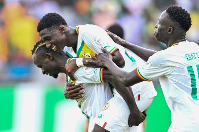 Senegal escapa al discreto inicio de favoritos en Copa de Asia