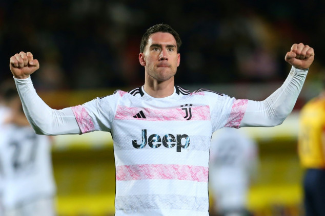 Vlahovic double lifts Juventus to top of Serie A