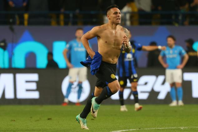Inter vence Napoli nos acréscimos e conquista sua 3ª Supercopa da Itália consecutiva