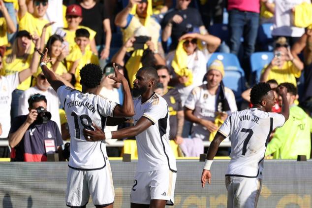Five-goal Villarreal stun Barca in thriller, Madrid take Liga lead