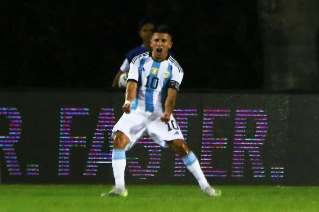 Argentina golea 5-0 a Chile y avanza en el Preolímpico y elimina al Uruguay de Bielsa