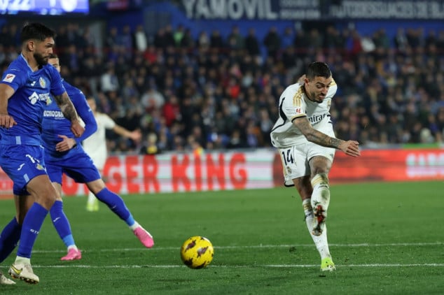 Joselu double sends Madrid top at Getafe