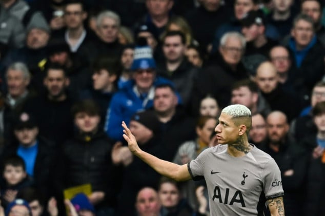 Everton strike late to deny Tottenham despite Richarlison double