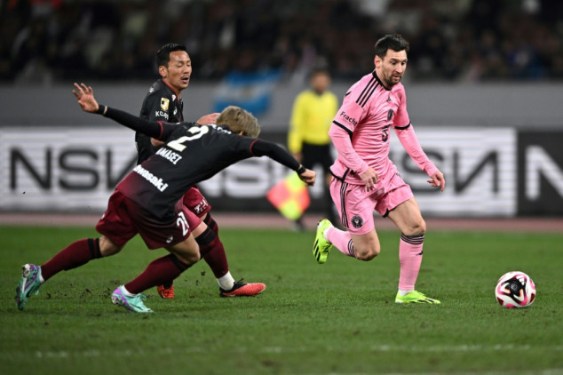 Messi wows Tokyo fans in friendly defeat by Kobe
