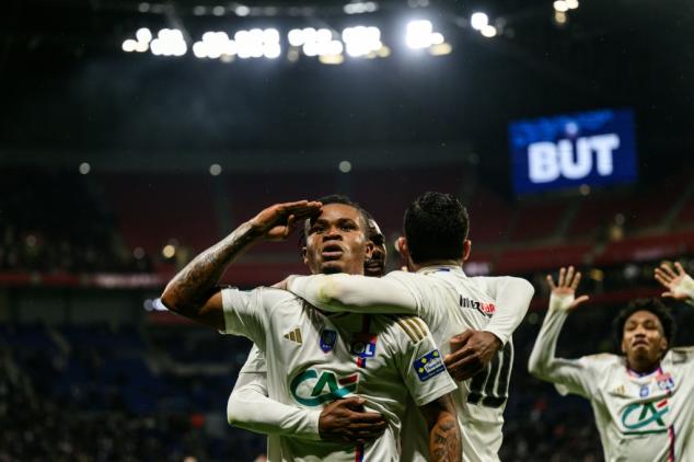 Lyon vence Lille (2-1) e vai às quartas de final da Copa da França