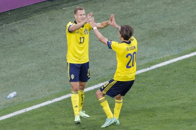 Claesson hits last-gasp winner for Sweden against Poland