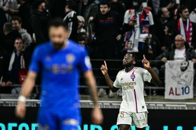 Nice perde para o Lyon (1-0) e PSG pode abrir vantagem ainda maior na liderança