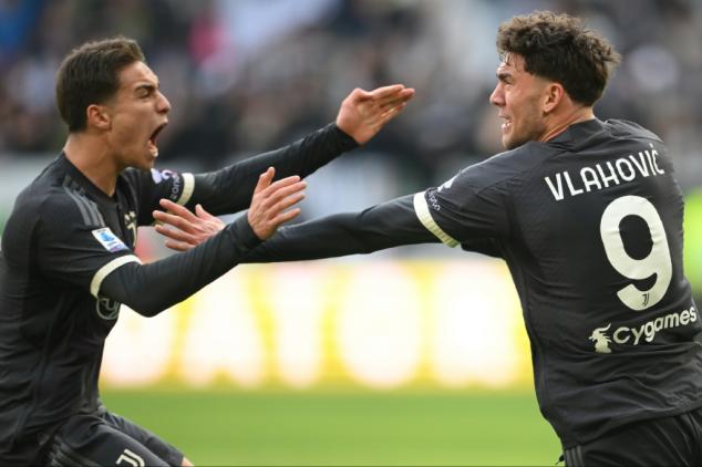 Juventus vence Frosinone (3-2) com gol no fim e segue na luta pelo 'Scudetto'