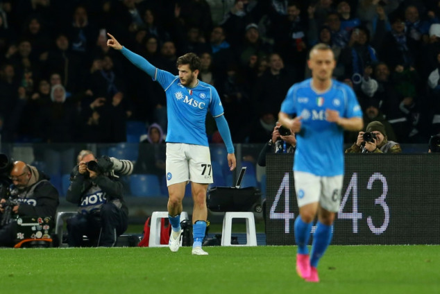 Napoli vence Juventus e se aproxima da zona da Champions; Bologna bate Atalanta