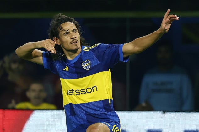 Cavani acaba con su sequía y con tres goles hace festejar a Boca en Argentina