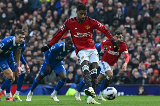 Man Utd bounce back against Everton thanks to two penalties