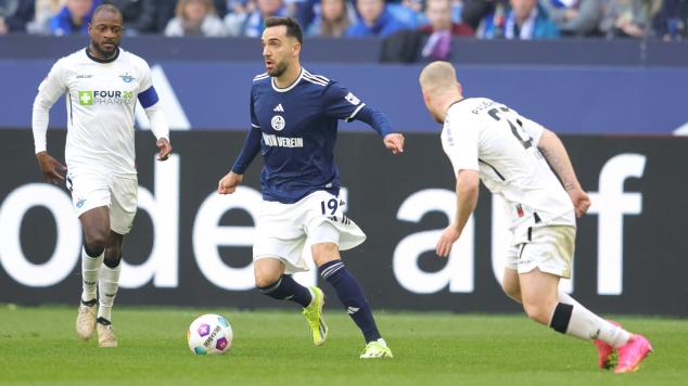 Schalke verspielt Führung und rettet spät einen Punkt
