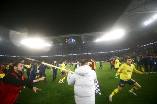 Altercados entre hinchas y jugadores al término de un partido de la liga turca