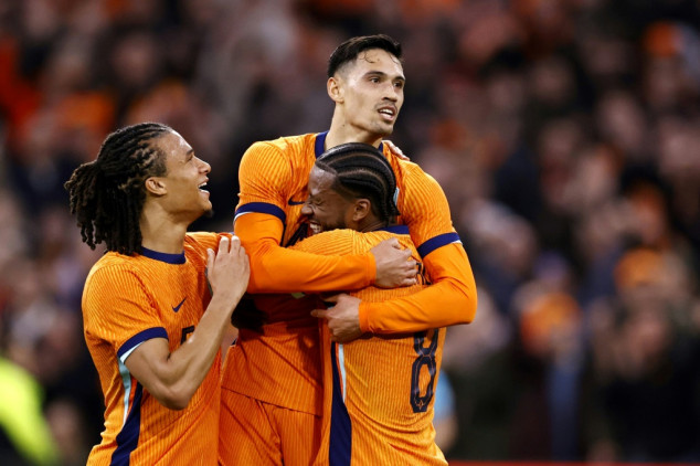 Holanda goleia Escócia em amistoso preparatório para Eurocopa
