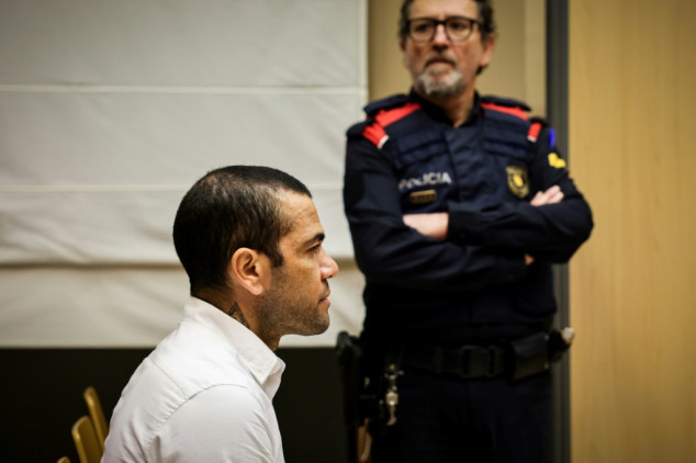 Dani Alves paga fiança e poderá sair da prisão na Espanha