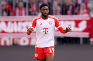 Davies hits back at Bayern over contract issue