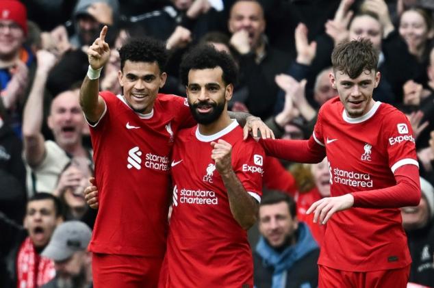 Liverpool vira sobre Brighton e volta à liderança do Inglês