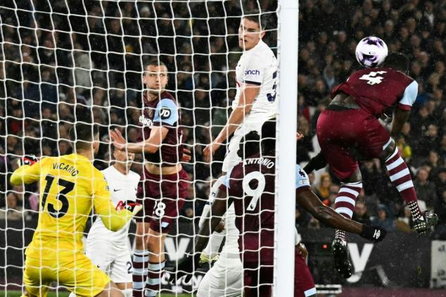 Tottenham empata com West Ham e se complica na luta por vaga na Champions